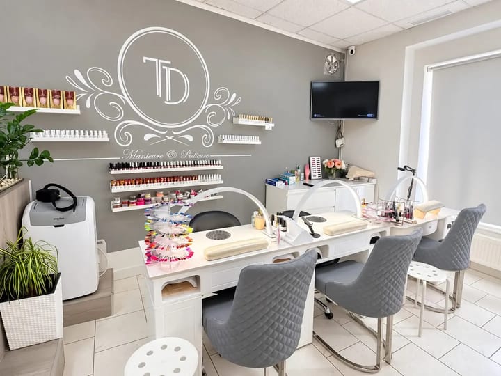 Studio s pracovními stoly a logem TD na zdi